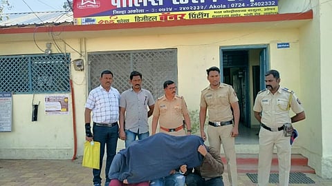 khadan police arrested three near akola.