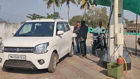 गुजरातमध्ये पेट्रोल १४.३४ रुपयांनी स्वस्त 