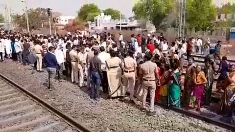 villagers in rail roko andolan in buldhana