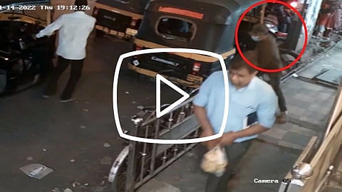 झोपलेल्या रिक्षाचालकाच्या गळ्यातील सोन्याची चेन ओढून चोरटा पसार; पाहा Video