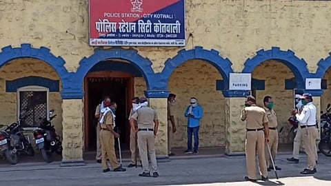 a theft stole the 'service gun' of a female police sub-inspector In Akola