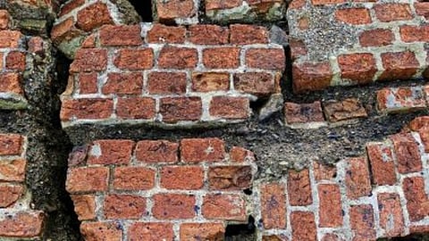 wall collapsed of jagdamba pharmacy college.
