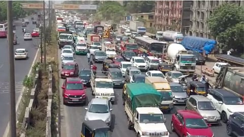 Mumbai News: मुंबई पोलिसांनी वाहतुकीच्या मार्गात केले बदल, कोणत्या पर्यायी मार्गाचा करायचा वापर?