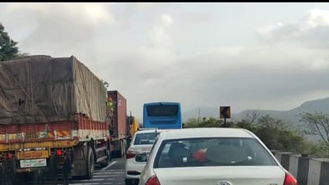 traffic jam on mumbai pune expressway near lonavala
