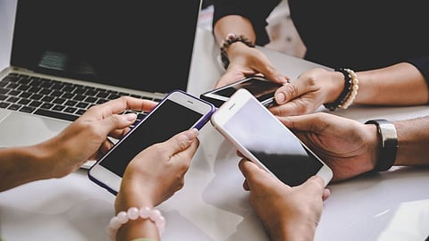 Important to stay away from mobile in Marathi , What is Digital Detox in Marathi, Importance of digital detox, How to reduce screen time, mobile addiction symptoms, how to stop mobile addiction