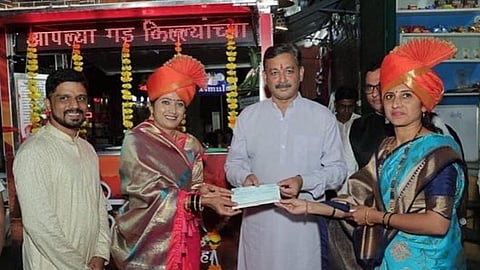 sambhajiraje chhatrapati receiving donation from tea stall owner in kolhapur for shivrajyabhishek program.