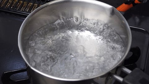 आपल्या स्वयंपाकघरात गरम पाण्याचा उपयोग असा करा! 