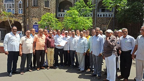 retired police protests at satara police headquarter.