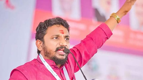 शिंदे-फडणवीस स्थगिती सरकार; आमदार अमोल मिटकरींची टीका