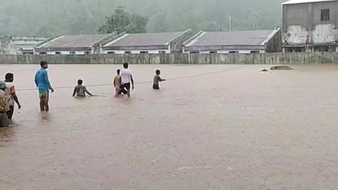 The water of Dev river in Akkalkuwa of Nandurbar infiltrated the school