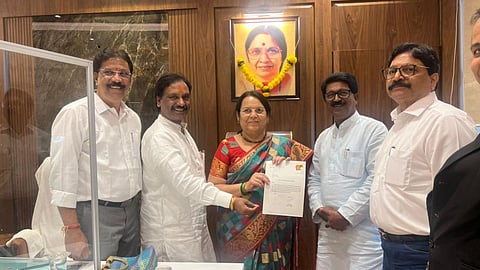  shivsena leaders gives letter to neelam gorhe 