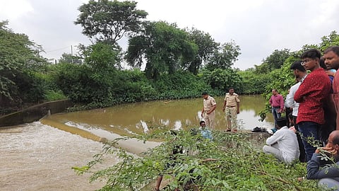 three fishermen drowned in pingali river near tivsa amravati. 
