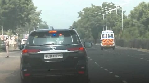 pm narendra modi convoy stopped in gujrat