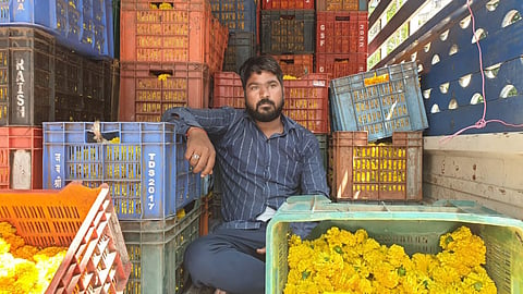Farmer Story: मुंबईत आलेल्या शेतकऱ्यांच्या चेहऱ्यावर हास्य 'फुल'ले, एका फोनवर दूर झाली अडचण
