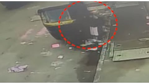 Thane News : रिक्षाचालकाने विद्यार्थिनीची छेड काढत फरपटत नेलं, ठाणे स्टेशन परिसरातील धक्कादायक प्रकार 