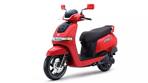TVS Iqube EV ची वाढली मागणी, 32 लिटर स्टोरेज आणि 78 Kmph टॉप स्पीड; जाणून घ्या किती आहे किंमत