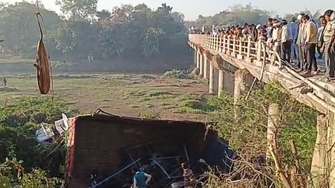 amravati, truck accident