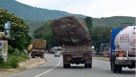 Mumbai Pune Expressway: मुंबई-पुणे एक्सप्रेस वेवर उद्यापासून अवजड वाहनांना बंदी
