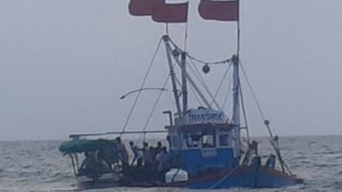 tarkarli sea, boat sinked