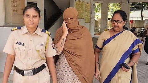 khadakpada police arrested irani women
