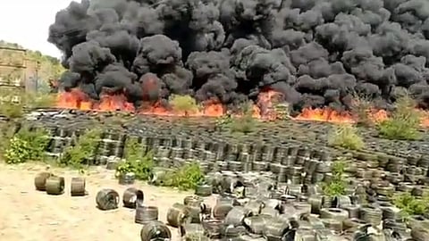 wardha news, massive fire at dhanodi bahaddarpur near wardha 