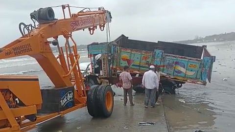 Truck In Sea Of ​​Mumbai