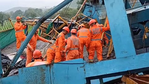 Samruddhi Mahamarg Accident News Near Thane Shahapur 