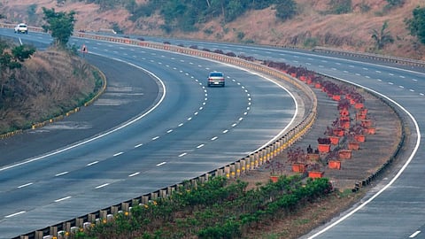 Maharashtra Road Accident 8900 deaths in Last seven months mumbai decrease pune increased