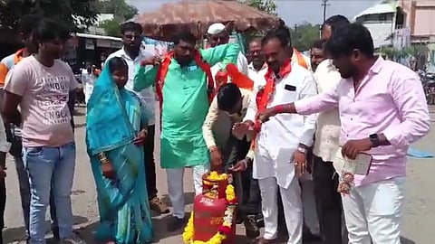 pandharpur, maharashtra navnirman sena protests to reduce lpg gas cylinder price