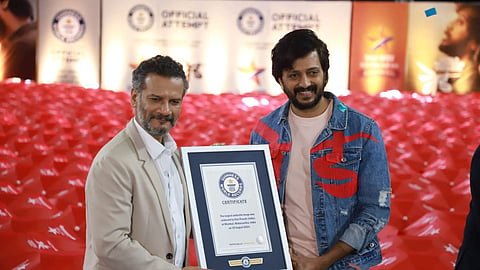 Satish Rajwade and Riteish Deshmukh Holding Guinness World Record 