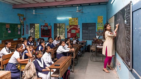 Teachers Mobile Ban: शिक्षकांनो! वर्गात मोबाईल वापरताय? मग ही बातमी वाचा 