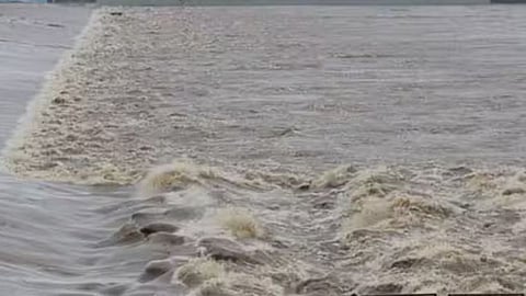 Tapi River Flood