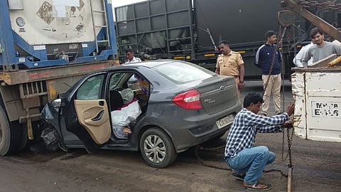 mumbai ahmedabad national highway accident news, palghar