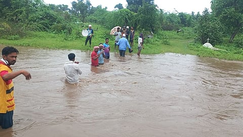 Nandurbar News: नंदुरबार जिल्ह्यात आदिवासींची हेळसांड; अंत्यसंस्कारासाठी नागरिकांचा नदीच्या पाण्याच्या प्रवाहातून धोकादायक प्रवास 