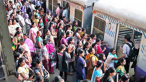 boyfriend kidnapped 17 year old girlfriend from mumbai local train