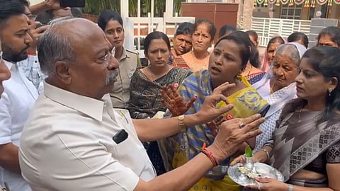 swabhimani shetkari sanghatana kharda bhakri andolan at mla prakash awade home
