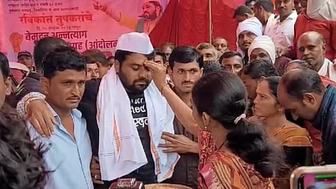 ravikant tupkar left to mumbai for andolan at mantralaya from buldhana