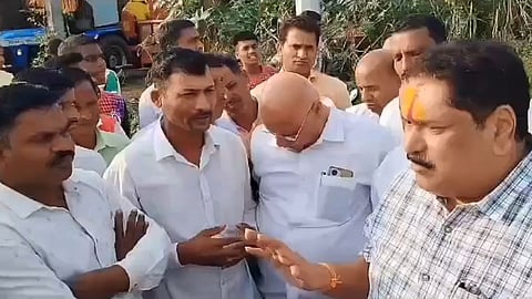 maratha youth restricts mp sanjay mandlik entering in village near kolhapur