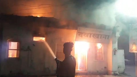 fire broke at doctors clinic near washim 