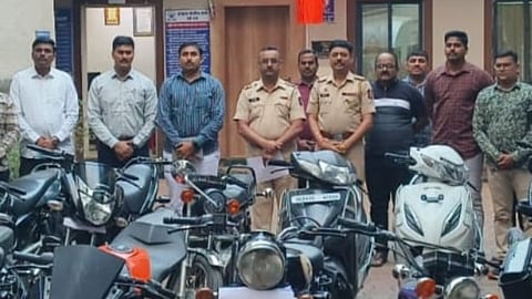 Pune News Kondhawa  Police Busted A Gang Of Bike Thieves Due To Lack Of Number Plate 15 Bikes seized|Saamtv