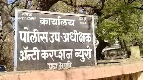 mahavitran employees arrested in bribery case near parbhani