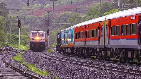 Mumbai Crime : मुंबई हादरली! एक्सप्रेस ट्रेनमध्ये ५४ वर्षीय महिलेवर बलात्कार