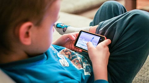Parenting Tips : मुलांना लागलेली मोबाईल पाहण्याची सवय कशी मोडणार? सोप्या टिप्स फॉलो करा
