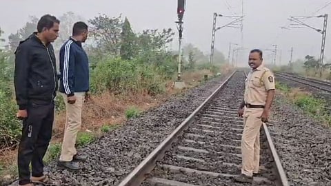 woman jumps in front of konkan railway along with 2 kids near goregaon in mangaon
