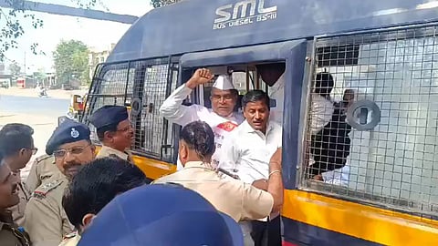 swabhimani shetkari sanghatana rail roko andolan at harangul railway station 