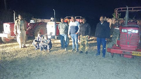 police arrests two in sand theft case wardha