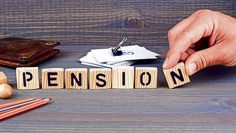 अर्थसंकल्पात केंद्रीय कर्मचाऱ्यांना दिलासा मिळणार; केंद्र सरकार नवी पेन्शन योजना आणणार, कशी असेल नवी योजना?