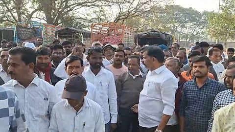 farmers demand to lift onion export ban lasalgaon bazar samiti