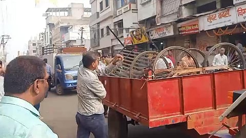 dhule municipal corporation removes encroachment from old agra road today