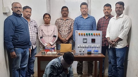 lcb arrests uddhav thackeray faction taluka president in fake currency case near kolhapur 